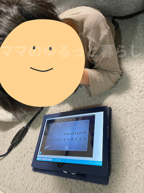 朝起きてすぐにRISUきっずを取組んでいる様子
